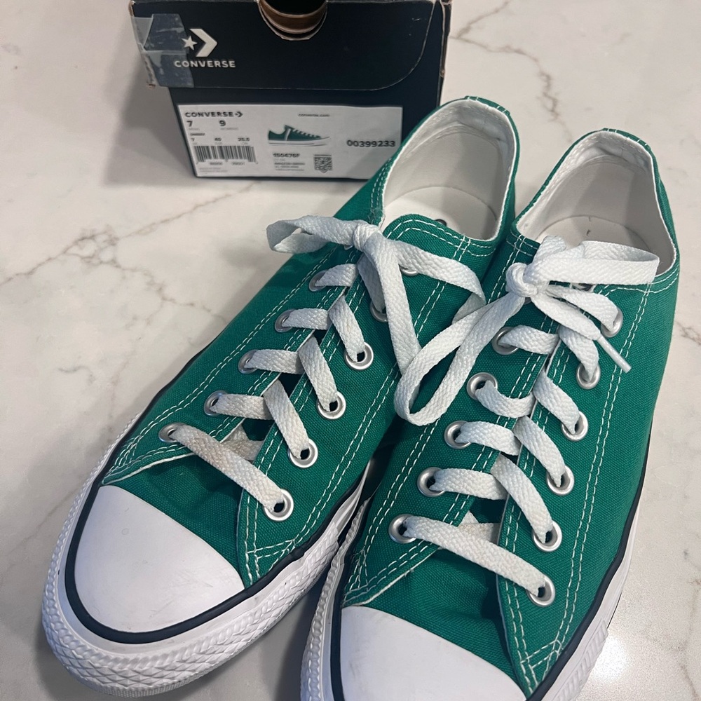 Converse All Star low cut shoes, Women’s size 9, EUC, Color: Amazon Green